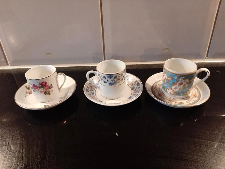 3 stuks vintage mini kopjes met schotel met goud randje., Huis en Inrichting, Keuken | Servies, Nieuw, Kop(pen) en/of Schotel(s)
