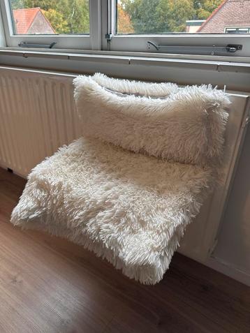 Kattenmandje voor aan verwarming beschikbaar voor biedingen