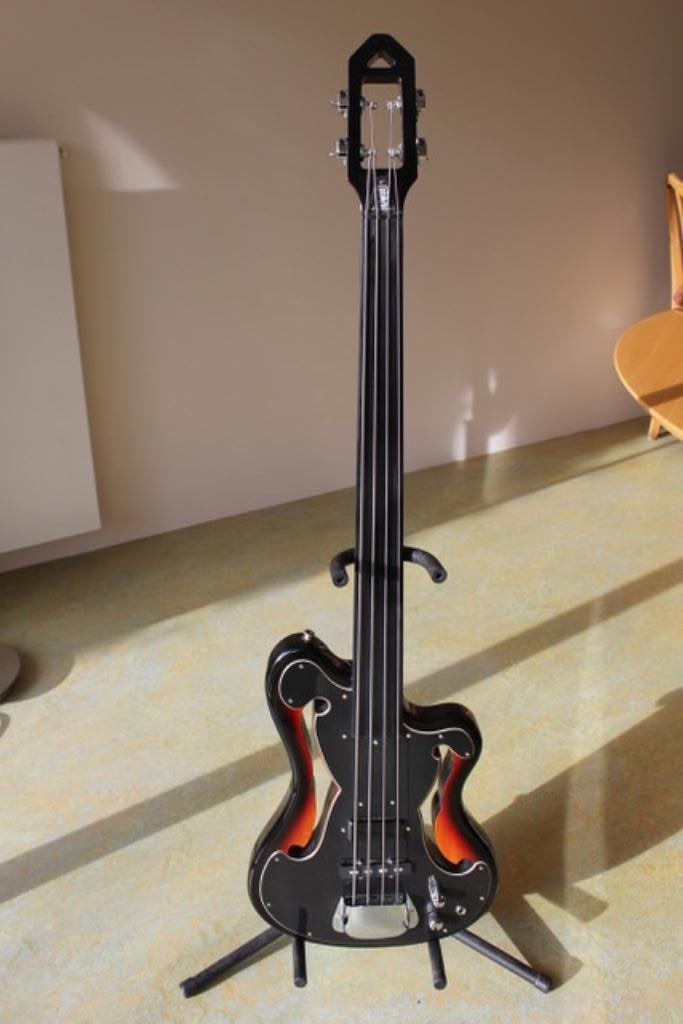 Eastwood EUB-1 fretless Ampeg Scrollbass remake, Muziek en Instrumenten, Snaarinstrumenten | Gitaren | Bas, Gebruikt, Elektrisch