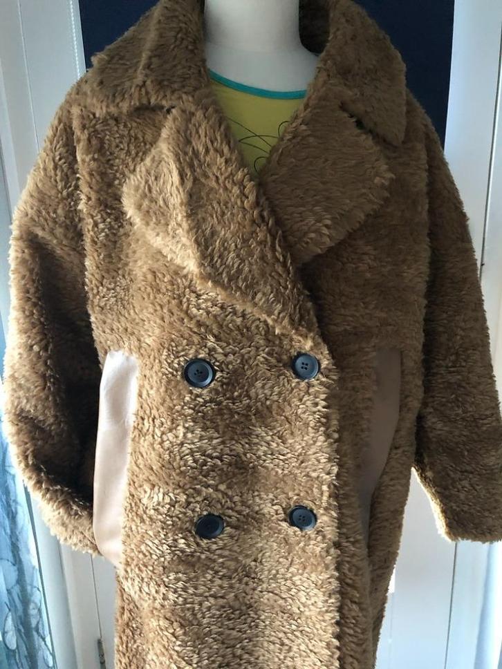 Mooie Nieuwe bruine winterjas v. NA-KD mt 40/42, Kleding | Dames, Jassen | Winter, Nieuw, Maat 38/40 (M), Bruin, Ophalen of Verzenden