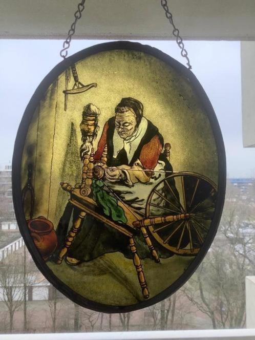 "De Spinster" vintage glas-in-lood raamhanger raamdecoratie, Antiek en Kunst, Curiosa en Brocante, Ophalen
