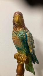 Handgeschilderde Papegaai op Standaard - 34cm, Verzamelen, Beelden en Beeldjes, Ophalen of Verzenden, Gebruikt, Dier