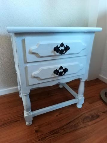 Leuk wit nachtkastje met 2 lades beschikbaar voor biedingen