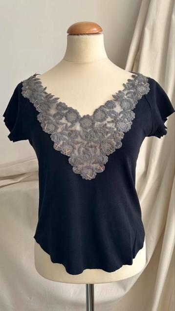 Zwart t-shirtje met grijs kant beschikbaar voor biedingen