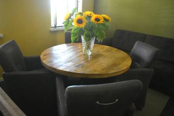Eettafel  beschikbaar voor biedingen