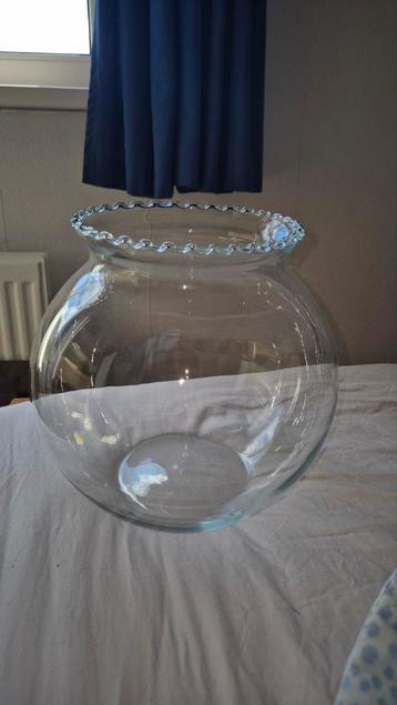 Mooie vissenkom met versierde rand beschikbaar voor biedingen