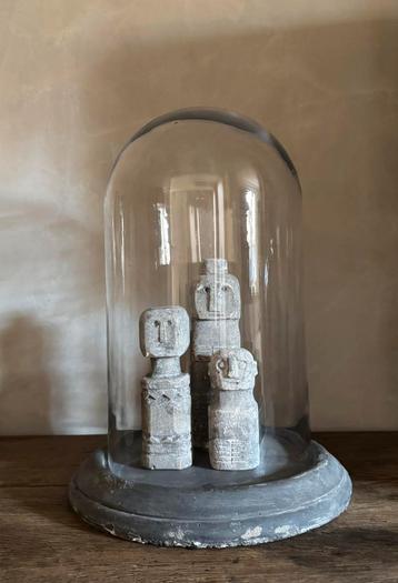 Grote glazen stolp op stenen plateau beschikbaar voor biedingen