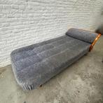 Vintage daybed of sofa met houten spijlen leuning, kussen, Huis en Inrichting, Banken | Sofa's en Chaises Longues, Ophalen, Hout