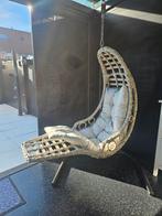 Hangstoel van riet met lichtgrijze kussens, Ophalen, Zo goed als nieuw, Wicker