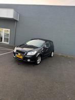 Chevrolet Aveo 1.2 16V 3D 2011 Zwart, Auto's, Chevrolet, Voorwielaandrijving, Stof, 40 €/maand, 4 cilinders