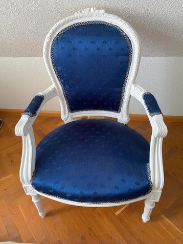 Fauteuil, wit houten frame, blauwe stof beschikbaar voor biedingen