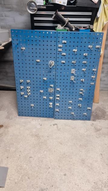 Metalen gereedschapsbord met diverse haken beschikbaar voor biedingen