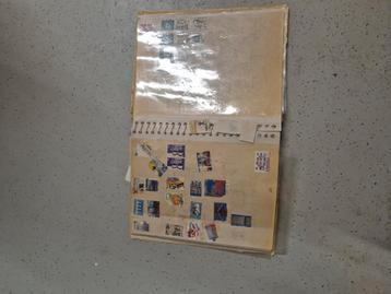 Boek met veel postzegels beschikbaar voor biedingen