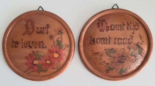 2 Teakhouten gezegdes,durf te leven en komt tijd komt raad, Huis en Inrichting, Woonaccessoires | Tekstborden en Spreuken, Gebruikt