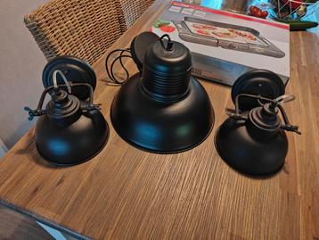 Set met twee muurlampen en één hanglamp  beschikbaar voor biedingen