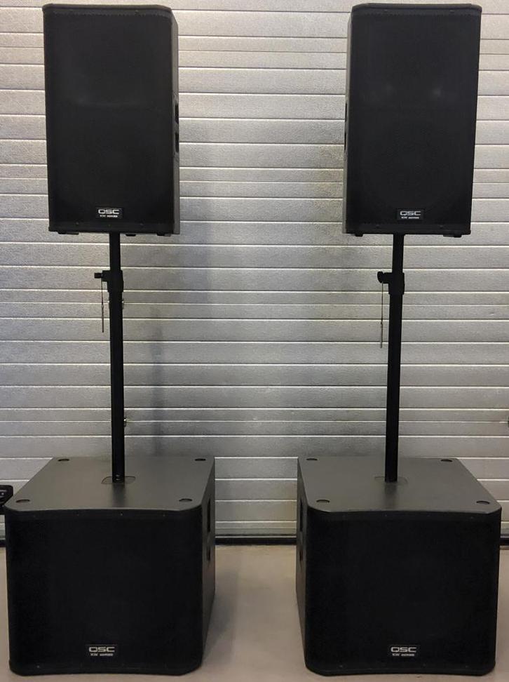 Mooie QSC 4kW set 2x KW-122 & 2x KW-181 incl. tussen palen, Audio, Tv en Foto, Professionele Audio-, Tv- en Video-apparatuur, Zo goed als nieuw