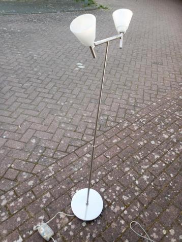 Vintage vloerlamp jaren 80 met opaline glazen wit. beschikbaar voor biedingen