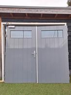Dubbele openslaande garadeur met kozijn, Doe-het-zelf en Verbouw, Deuren en Horren, Ophalen, Garagedeur, Zo goed als nieuw, 120 cm of meer