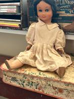 Brocante stoffen doos en een antiek franse pop popje, Ophalen of Verzenden