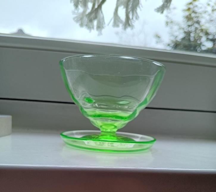 IJscoupe of Desertcoupe van Uranium Glas, Antiek en Kunst, Antiek | Glas en Kristal, Ophalen of Verzenden