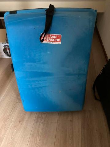 Grote blauwe koffer beschikbaar voor biedingen