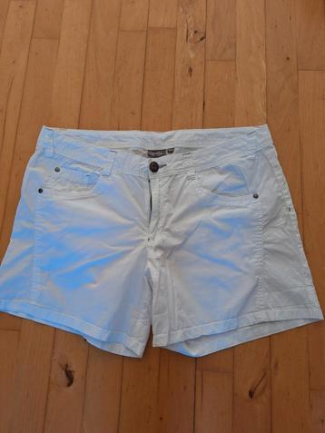 Mooie short mt 44 van City life beschikbaar voor biedingen