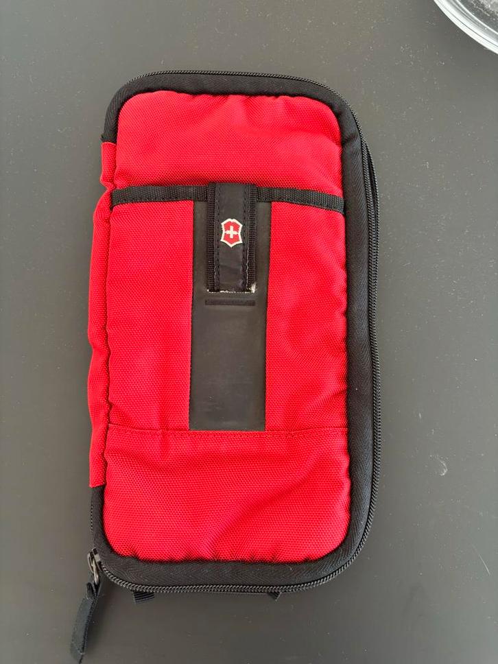 Victorinox Travel Pouch, Sieraden, Tassen en Uiterlijk, Tassen | Reistassen en Weekendtassen, Gebruikt, Rood, Minder dan 40 cm