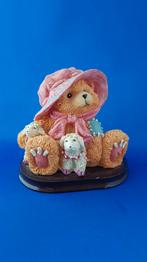 Beeldje: beertje met 2 witte hondjes op houten voet. 1A2, Ophalen of Verzenden, Gebruikt, Dier