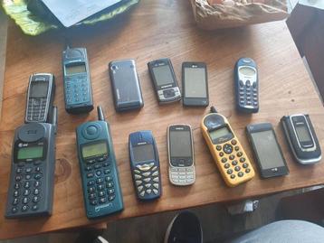 13 mobieltjes werking onbekend geen laders aanwezig. beschikbaar voor biedingen
