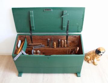 Grote groene kist met gereedschap. Vintage timmermanskist beschikbaar voor biedingen