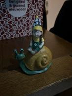 Tuinkabouter op slak - Leuk beeldje!, Tuin en Terras, Tuinbeelden, Ophalen of Verzenden, Zo goed als nieuw, Kunststof, Tuinkabouter