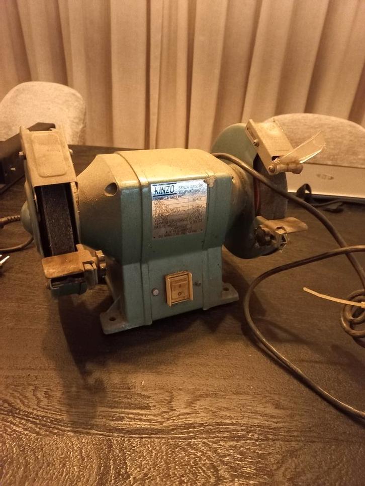 Kinzo Werkbankslijpmachine + Slijpsteen, Doe-het-zelf en Verbouw, Gereedschap | Slijpmachines, Gebruikt, Werkbankslijpmachine