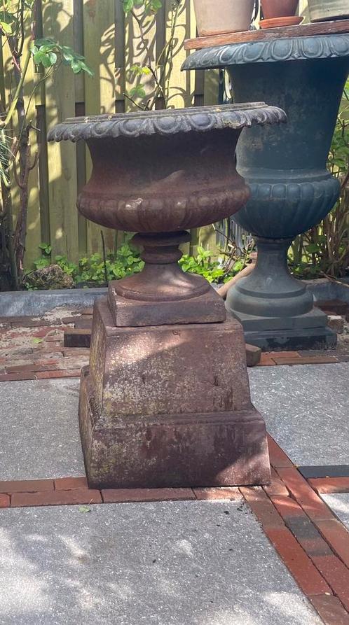 Gietijzeren tuinvaas bloempot op console, Tuin en Terras, Tuinvazen, Zo goed als nieuw, Ophalen