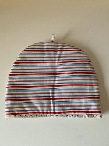 Theemuts met bloemen en strepen beschikbaar voor biedingen