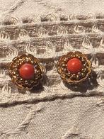 Gouden oorbellen met bloedkoraal (knopjes), Sieraden, Tassen en Uiterlijk, Antieke sieraden, Ophalen of Verzenden, Goud, Oorbellen
