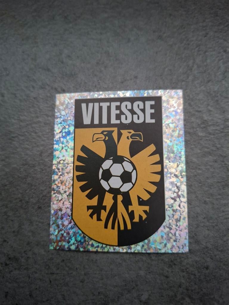 Panini sticker Voetbal 04. Embleem Vitesse., Verzenden, Zo goed als nieuw, Sticker