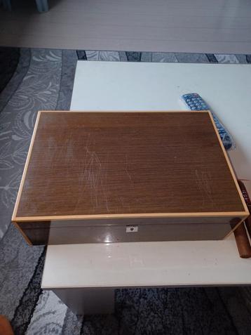 Humidor 100 SIGAREN kunnen erin!!. ZONDER SIGAREN!!!!!!!!!!! beschikbaar voor biedingen