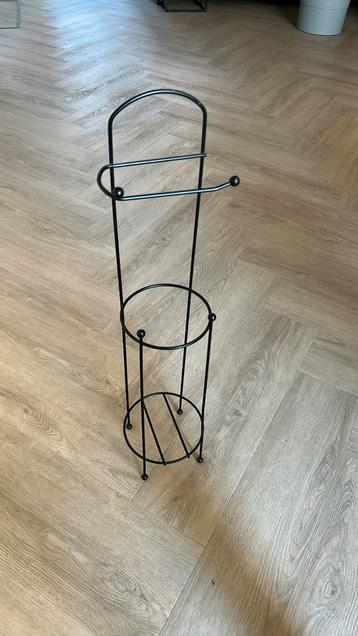Zwart staande toiletrolhouder beschikbaar voor biedingen