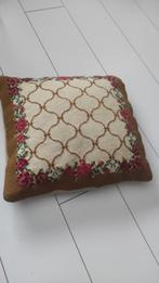Vintage geborduurd kussen beige bruin roze bloemen, Huis en Inrichting, Woonaccessoires | Kussens, Ophalen of Verzenden, Gebruikt