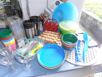 servies, bestek en pannen voor te kamperen beschikbaar voor biedingen