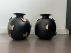 2 By Lauco, zwarte metalen vazen met gouden vinders 33x30cm, Huis en Inrichting, Woonaccessoires | Vazen, Overige materialen, Zwart