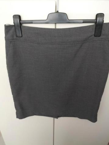 Zeer Mooie Nieuwe Grijze Rok van H&M maat 42. beschikbaar voor biedingen