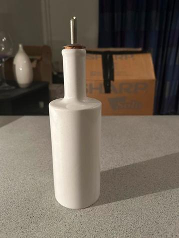 Witte Olie- of Azijnfles beschikbaar voor biedingen