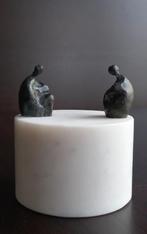 Bronzen beeld Corry Ammerlaan op witte marmeren sokkel, Antiek en Kunst, Antiek | Koper en Brons, Ophalen of Verzenden, Brons