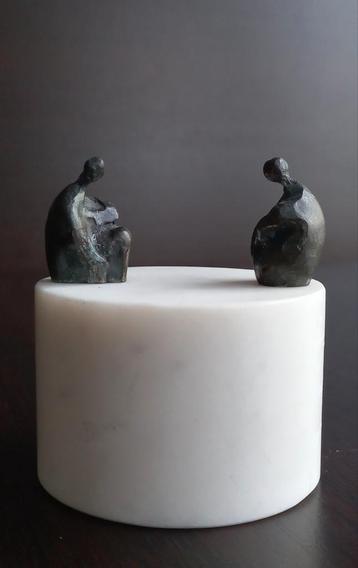 Bronzen beeld Corry Ammerlaan op witte marmeren sokkel beschikbaar voor biedingen