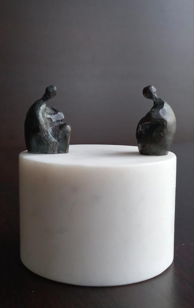 Bronzen beeld Corry Ammerlaan op witte marmeren sokkel, Antiek en Kunst, Antiek | Koper en Brons, Brons, Ophalen of Verzenden