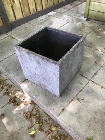 13 bloembakken beschikbaar voor biedingen