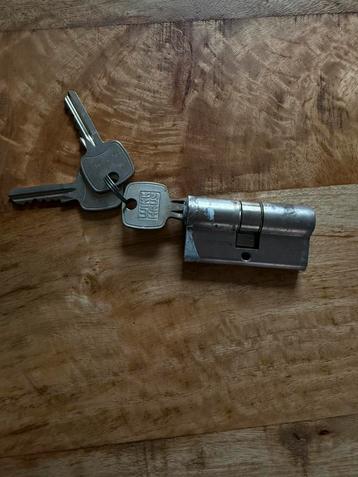 Deurslot z.g.a.n. met 3 sleutels beschikbaar voor biedingen