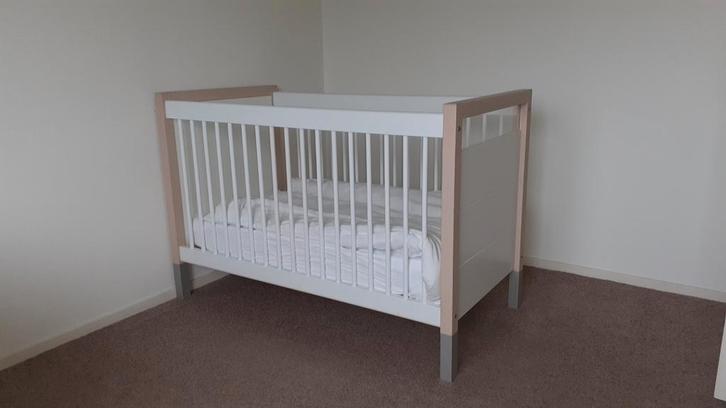 Twee Vroomshoop ledikantjes in zeer goede staat, Kinderen en Baby's, Babywiegjes en Ledikanten, Zo goed als nieuw, Ledikant, Ophalen