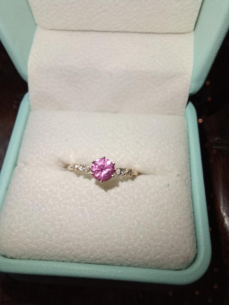 Roze Ronde Saffier + diamanten ring, 14K geelgoud maat 15.3, Ophalen of Verzenden, Zo goed als nieuw, 17 tot 18, Roze